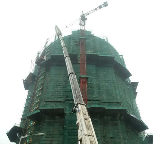 吴中吊车在工地上作业